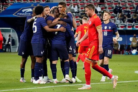 Antoine Griezmann feiert mit seiner Mannschaft, nachdem er das 2:0 für Frankreich gegen Wales im internationalen Freundschaftsspiel erzielt.