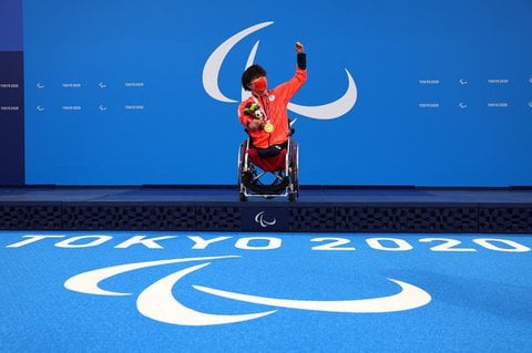 Takayuki Suzuki bei der Siegerehrung. Er gewann Gold über 100 Meter Freistil.