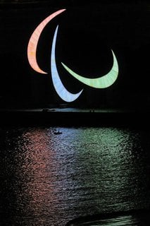 Das Logo der Paralympics erstrahlt die Tokioter Nacht 