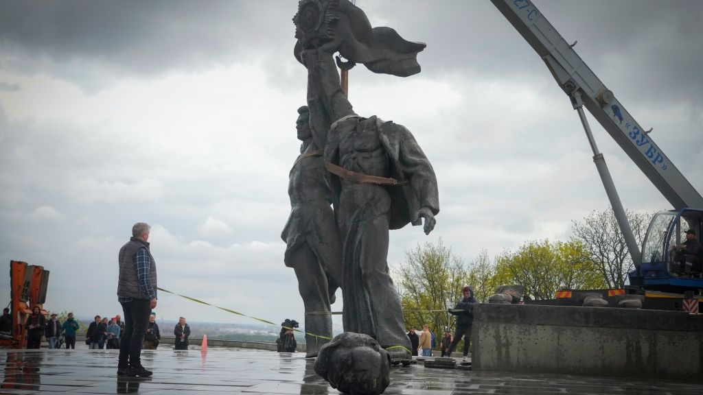 Ein Denkmal aus der Sowjetzeit, das an die Freundschaft zwischen der ukrainischen und der russischen Nation erinnert, wird im Zentrum von Kiew am 26.04.2022 abgerissen. (Foto)