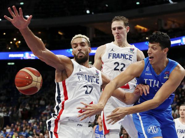 Rudy Gobert (links) setzte sich mit Frankreich gegen Simone Fontecchio durch.