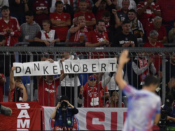 Die Fans des FC Bayern begrüßten Robert Lewandowski freundlich - und der einstige Stürmerstar der Münchner grüßte ebenso freundlich zurück.