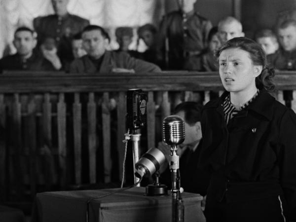 In „The Kiev Trial“ versammelt Sergei Loznitsa Filmdokumente vom Gerichtsprozess gegen die NS-Täter 1946: hier eine Zeugenbefragung. 