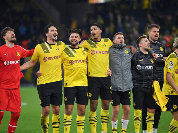  Dortmunds Spieler feiern den Einzug ins Achtelfinale.