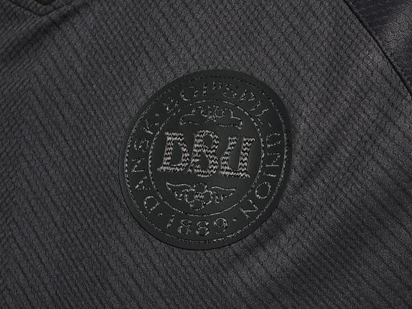 Das Logo des dänischen Fußballverbands ist auf dem schwarzen Trikot nur schwer zu erkennen.