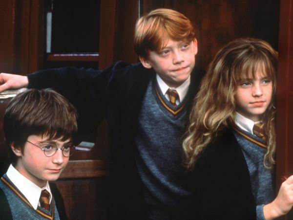 Die Zauberlehrlinge Harry Potter (Daniel Radcliffe, l.), Ron Weasley (Rupert Grint) und Hermine Granger (Emma Watson) im Kinofilm „Harry Potter und der Stein der Weisen“
