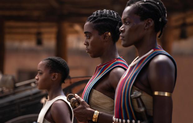 Kampfbereit. Die Adjutantin Amenza (Sheila Atim), Izogie (Lashana Lynch) und die junge Nawi (Thuso Mbedu, von rechts).