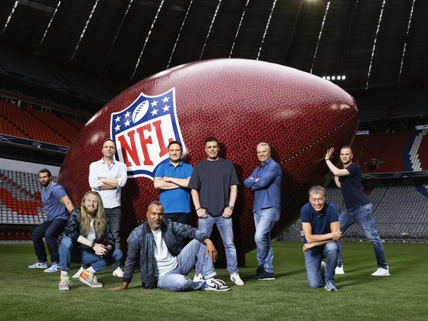 Die Ran-NFL-Crew um Roman Motzkus (5. v. l.) überträgt am Sonntag mit großem Aufwand vom Spiel in München.