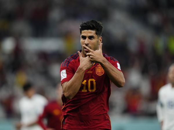 Spaniens Marco Asensio rechnet schon mal durch, wie viele Punkte gegen Deutschland zum Weiterkommen reichen.