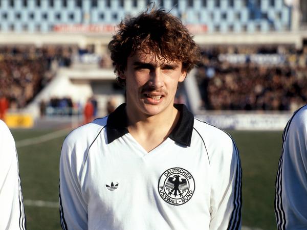 Thomas Allofs im deutschen Nationaltrikot. Sein Länderspieldebüt feierte er erst nach der WM 1982.