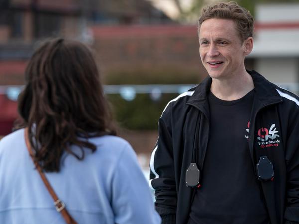 Matthias Schweighöfer im Netflix-Dokudrama „Die Schwimmerinnen“.