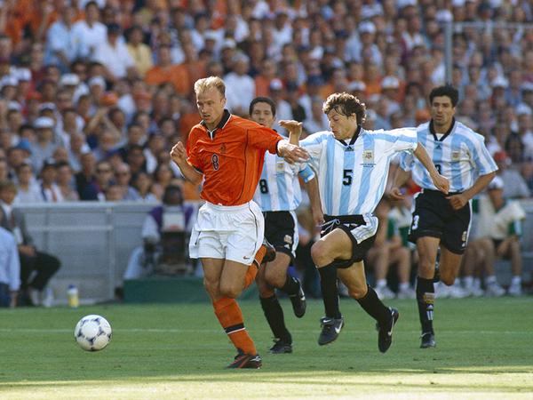 Nicht zu stoppen: Dennis Bergkamp (l.) erzielte 1998 gegen Argentinien eines der spektakulärsten Tore der WM-Geschichte.
