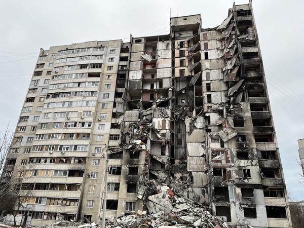 Von russischen Bomben zerstörtes Haus in Charkiw.
