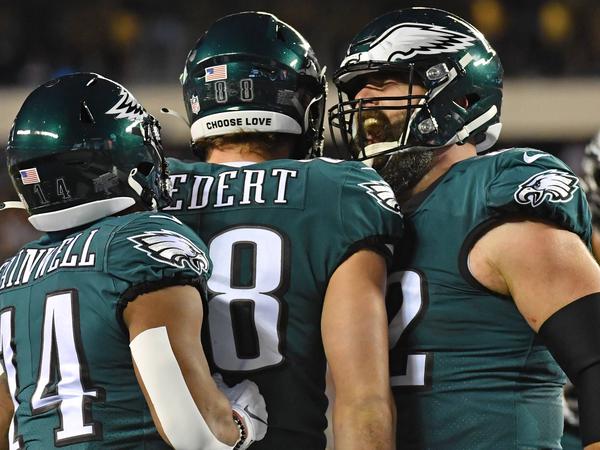 Jason Kelce (r.) freut sich über den Einzug in den Super Bowl - und ein Duell mit seinem Bruder.