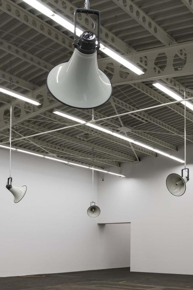 Susan Philipsz’ Installation „War Damaged Musical Instruments (Shellac), 2015“ hat die Stiftung des Vereins der Freunde der Nationalgalerie für zeitgenössische Kunst 2016 für die Nationalgalerie erworben.