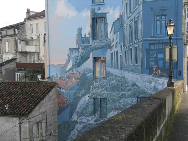 Wandbemalung in der Innenstadt von Angoulême nach einem Motiv des Comiczeichner Max Cabanes.