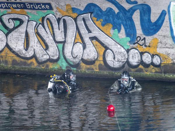 Taucheinsatz im Neuköllner Schifffahrtskanal. Suche nach der Beute aus dem Einbruch in die Schatzkammer des Grünen Gewölbes.