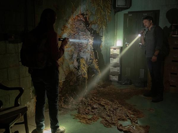 Aggressiver Pilzbefall. Joel (Pedro Pascal) und Ellie (Bella Ramsey) finden ein Opfer der Pandemie. 
