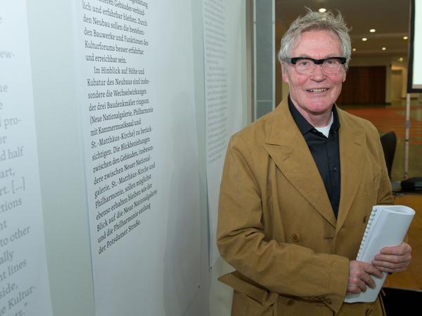 Jury-Präsident Arno Lederer posiert am 25. Februar 2016 in Berlin im Rahmen der Präsentation der 460 Beiträge zum Museum der Moderne. 