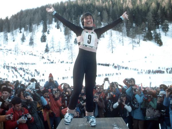 Viel Rummel. Rosi Mittermaier jubelt 1976 nach ihrem Sieg im Abfahrtslauf bei den Winterspielen