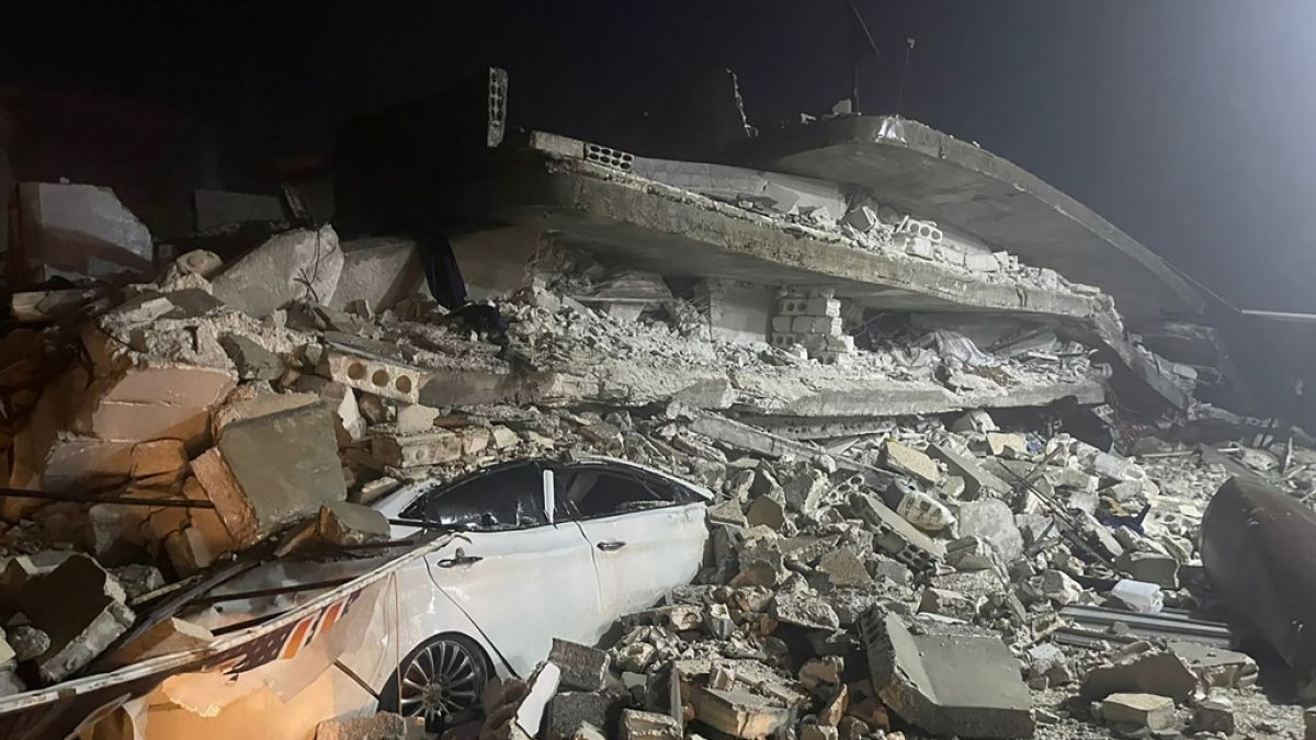 Zwei heftige Erdbeben haben kurz nacheinander am frühen Montagmorgen den Südosten der Türkei erschüttert. Schock-Fotos zeigen das Ausmaß des heftigen Bebens. (Foto)