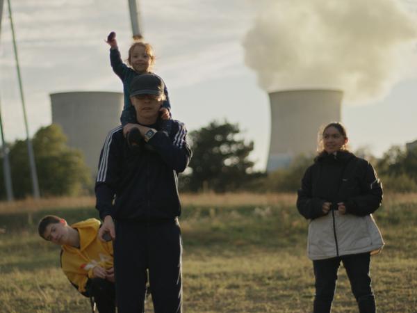 Der Dokumentarfilm „Atomnomaden“ erzählt von französischen AKW-Arbeitern, die in Wohnmobilen im Schatten der Meiler leben. 