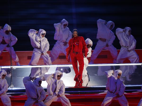 Rihanna im Kreis ihrer weißen Plüschtänzer während der Superbowl-Show