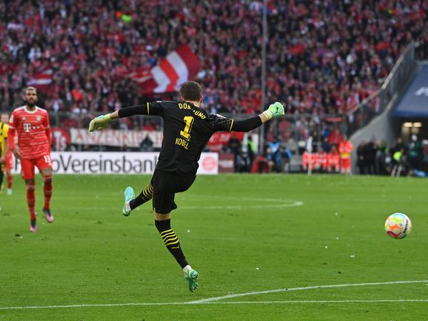 In der 13. Minute tritt Gregor Kobel über den Ball. Und bringt damit Bayern in Führung.