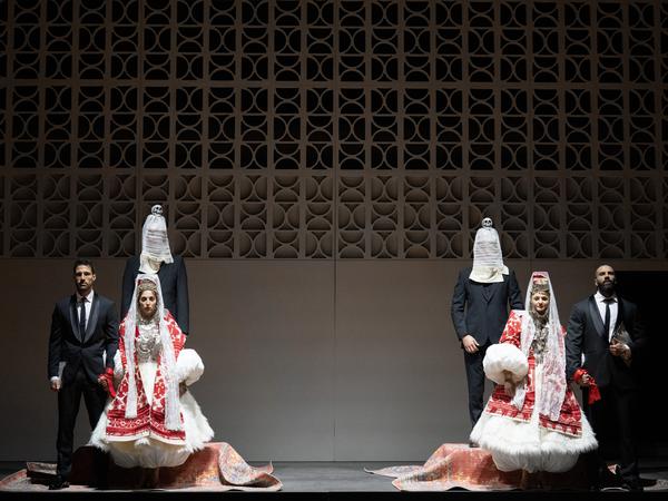 Szene aus Kirill Serebrennikows aktueller Inszenierung von „Così fan tutte“ an der Komischen Oper in Berlin.