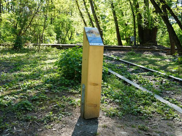 Stelen am Anhalter Bahnhof und im Elise-Tilse-Park ermöglichen über QR-Codes den direkten Einstieg in die virtuelle 360-Grad-Rekonstruktion des Bahnhofs.