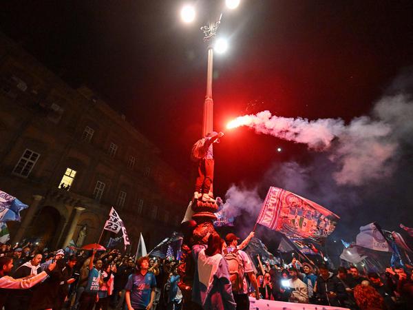 Napoli-Fans feiern den Meistertitel frenetisch.