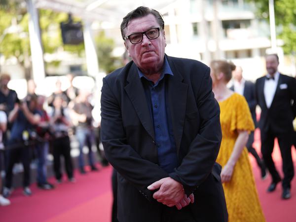 Aki Kaurismäki, Regisseur aus Finnland, erscheint zur Premiere des Films «Fallen Leaves» bei den 76. Internationalen Filmfestspielen in Cannes. 