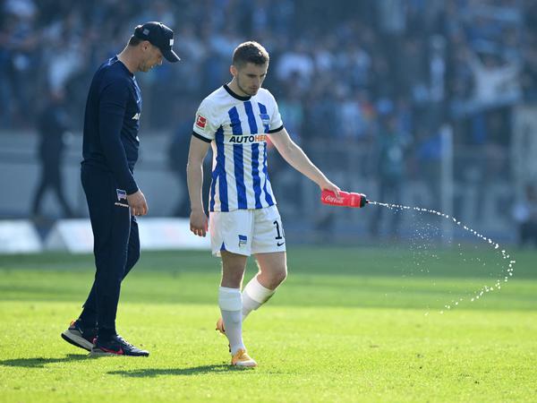 Jonjoe Kenny von Hertha BSC wirkt nach dem Abstieg aus der Bundesliga niedergeschlagen.