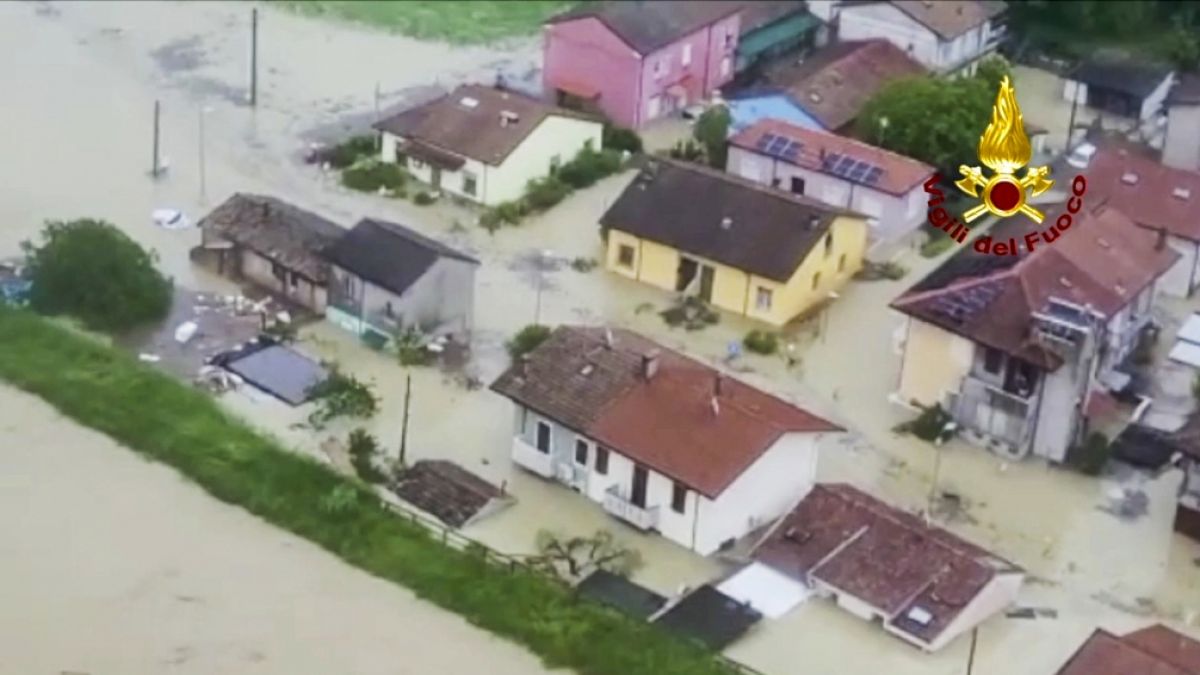 Häuser in der Region Emilia-Romagna sind nach heftigen Überschwemmungen von Wasser umgeben. (Foto)