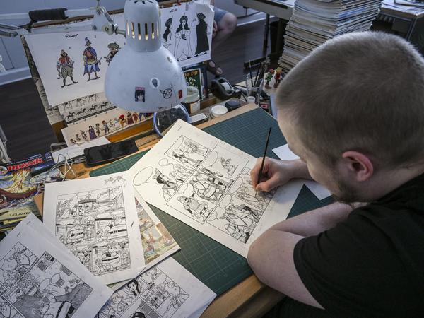 Zeichner Niels Bülow arbeitet an den neuen Geschichten der Comiczeitschrift „Mosaik“.