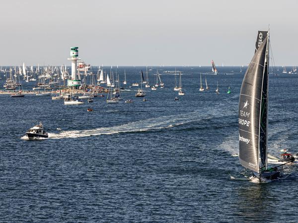 Am Leuchtturm wurden die Imoca-Racer von einer Armada heimischer Segler empfangen. Nahe kommen durften den imposanten Rennyachten allerdings nur Team-Boote.