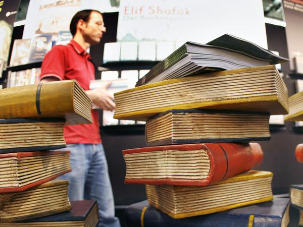 Bücherstapel auf der Frankfurter Buchmesse.