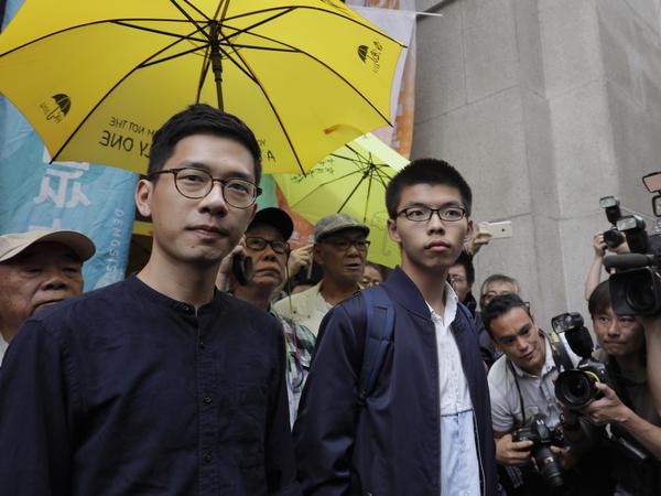 Nathan Law (links) und sein Mitstreiter Joshua Wong im Jahr 2017. 