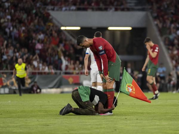 Tiefe Verehrung. Der Fan liegt Ronaldo zu Füßen.