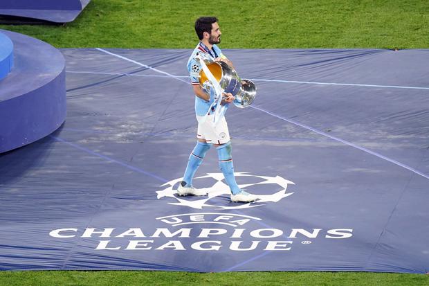 Als Kapitän von Manchester City durfte Gündogan den Siegerpokal der Champions League in Empfang nehmen.