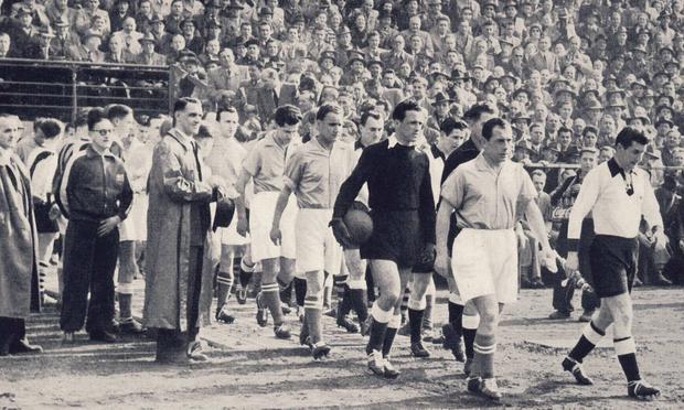 In der Qualifikation zur WM 1954 trifft die DFB-Elf auf die Mannschaft des Saarlands (l.).