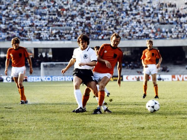 Debüt in Neapel. Bei der EM 1980 bestritt Lothar Matthäus in der Vorrunde gegen Holland sein erstes von am Ende 150 Länderspielen.