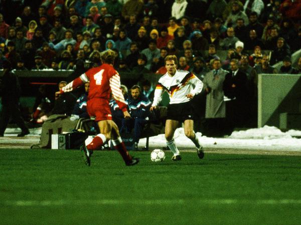 Matthias Sammer (r.) war beim Spiel Deutschland gegen die Schweiz im Dezember 1990 der erste Spieler aus der früheren DDR, der für die Nationalmannschaft zum Einsatz kam.