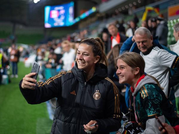 Chantal Hagel stand nach dem WM-Spiel noch für Fotos mit den Fans zur Verfügung.