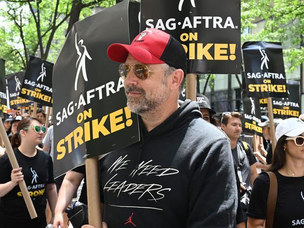 Der US-Schauspieler Jason Sudeikis – unter anderem bekannt aus Ted Lasso – demonstriert vor NBC Universal in New York.