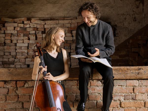 Die Cellistin Marie-Elisabeth Hecker und der Pianist Martin Helmchen in der Scheune ihrer Drauschemühle in Bornsdorf. 