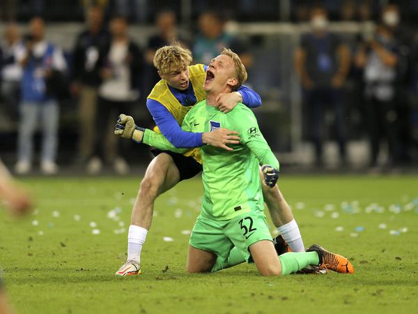 Als die Welt noch in Ordnung war. Julian Eitschberger und Torhüter Oliver Christensen bejubeln den Klassenerhalt nach der Relegation gegen den HSV.