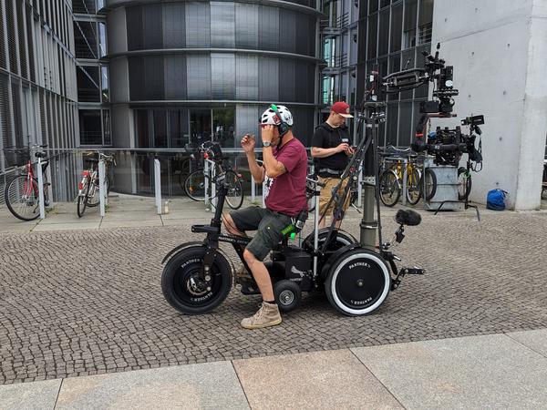 Die Kamerarikscha erinnert entfernt an das erste Mondfahrzeug. 