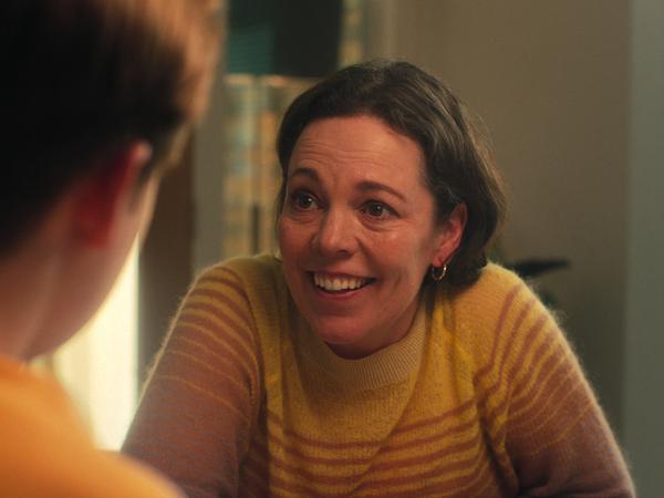 Olivia Colman als Nicks Mutter im Coming-out-Gespräch mit ihrem Sohn Nick (Kit Connor) in einer Szene aus „Heartstopper“.