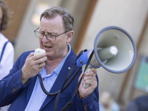 Thüringens Ministerpräsident Bodo Ramelow verliest Namen von Menschen, die im KZ Buchenwald umgebracht wurden. 